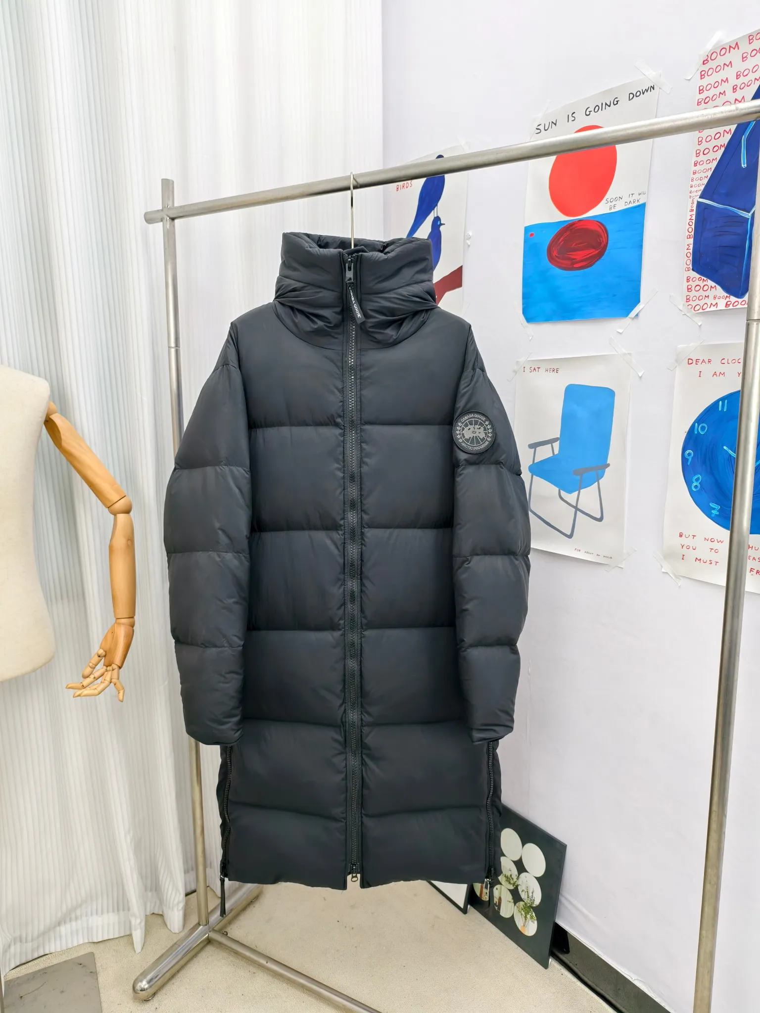P1040————2800M (same style for men and women) Canada goose Lawrence long down jacket The Lawrence long down jacket provides basic protection for daily adventures and is made of sustainable Enduraluxe fabric with a practical soft touch. It has a quilted body and adjustable hood. Filled with extremely fluffy duck down. The adjustable down-filled connected hood and chin-protecting suede knitted stand-up collar are soft and extra-comfortable. Tapered rib-knit cuffs improve comfort and seal in heat. There are two zippered side vents at the bottom of the jacket for increased range of motion and ventilation. It has a longer hem at the back for added protection and reflective double stripes on the back. Color: black with red label, black with black label, navy blue with red label Size: XS-2XL